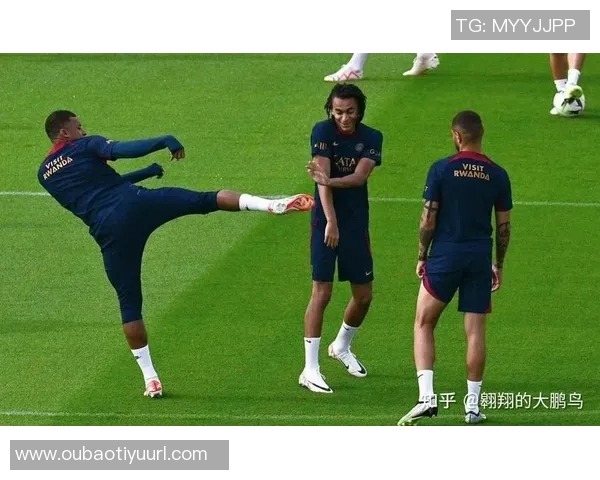 姆巴佩赛后与恩里克亲切交流并向前队友们表达一致意见 姆巴佩赛后与恩里克亲切交流并向前队友们表达一致意见