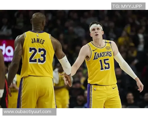 詹姆斯助力落选秀里夫斯展现团队精神乔丹科比难以做到的无私行为 詹姆斯助力落选秀里夫斯展现团队精神乔丹科比难以做到的无私行为